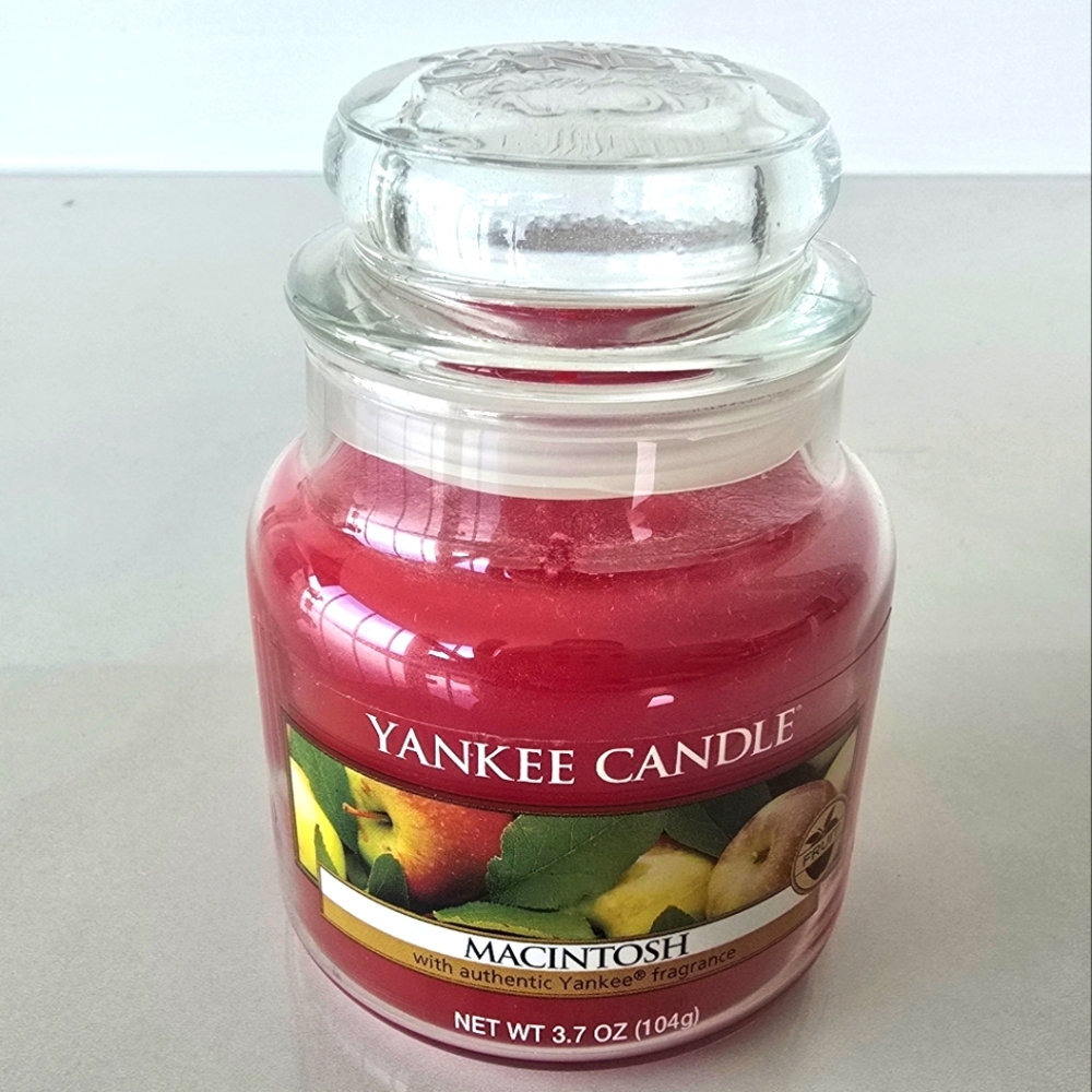 NWT Yankee Candle Co. Macintosh Scented Candle - Red - 3.7-Ounce Jar